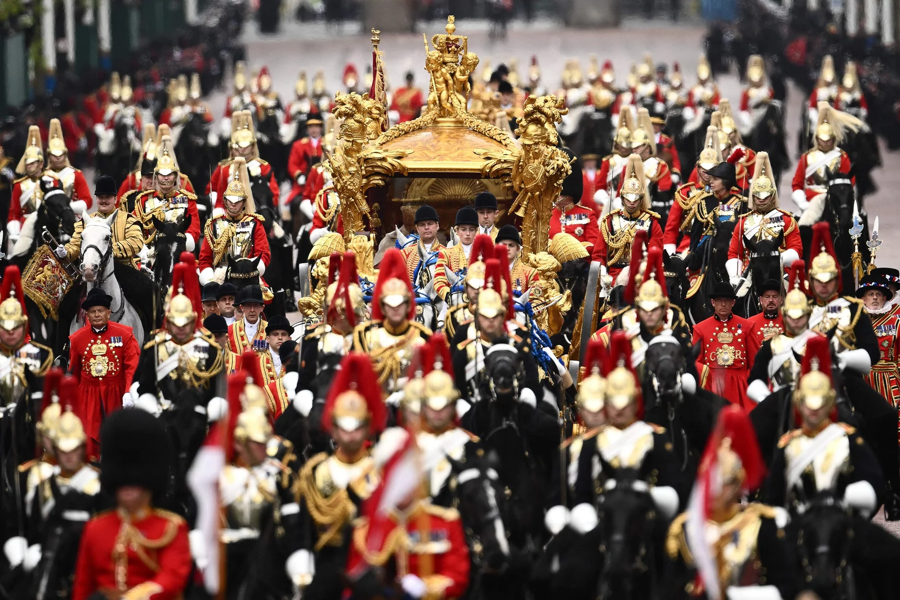 Lễ đăng quang long trọng vừa truyền thống vừa hiện đại của Vua Charles III - Ảnh 9