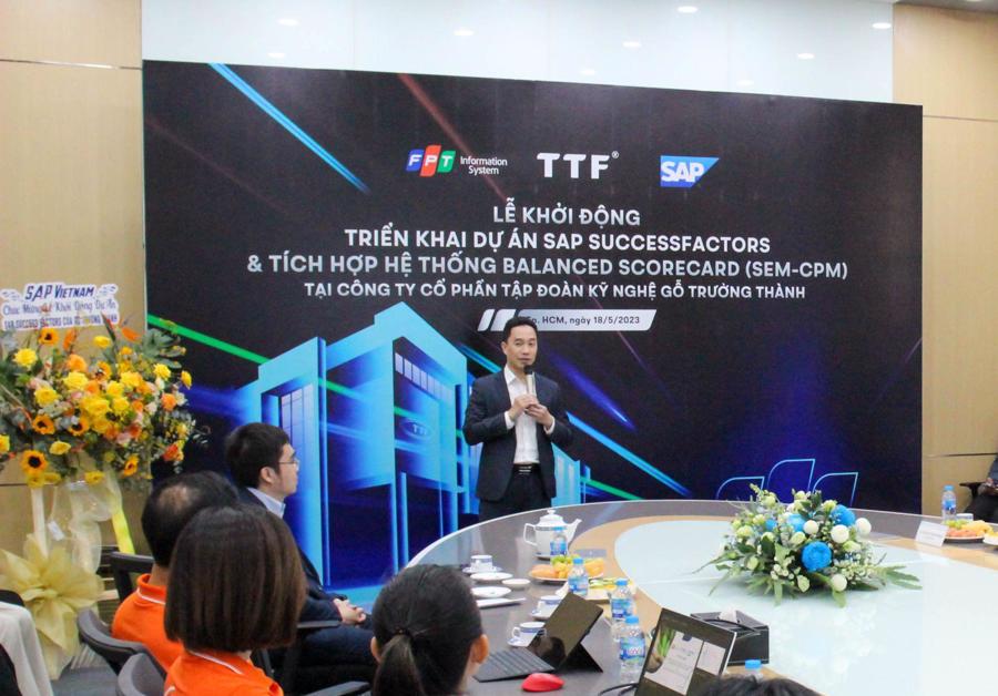 &Ocirc;ng Nguyễn Hồng Việt - Tổng gi&aacute;m đốc SAP Việt Nam - khẳng định SAP sẽ đồng h&agrave;nh c&ugrave;ng FPT IS v&agrave; Gỗ Trường Th&agrave;nh đưa sự hợp t&aacute;c đi tới th&agrave;nh c&ocirc;ng.