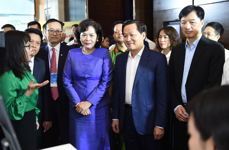 Ban l&atilde;nh đạo Vietcombank giới thiệu về sản phẩm dịch vụ của Vietcombank với đo&agrave;n đại biểu do Ph&oacute; Thủ tướng L&ecirc; Minh Kh&aacute;i (h&agrave;ng đầu thứ hai từ phải sang) dẫn đầu tại sự kiện.