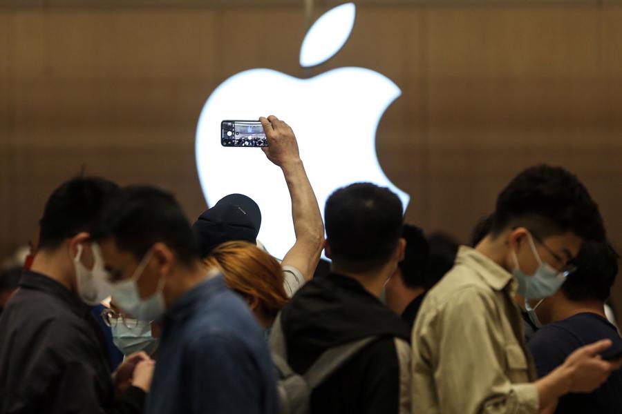 Kh&aacute;ch h&agrave;ng tại một cửa h&agrave;ng Apple ở Trung Quốc - Ảnh: Getty Images