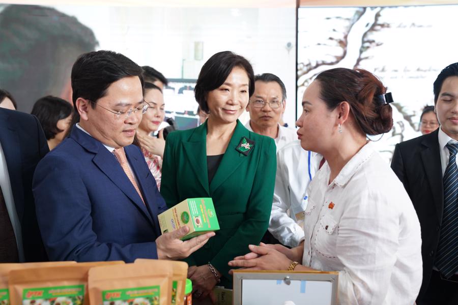 Lãnh đạo tỉnh Bắc Ninh dùng quan họ mời gọi nhà đầu tư Hàn Quốc
