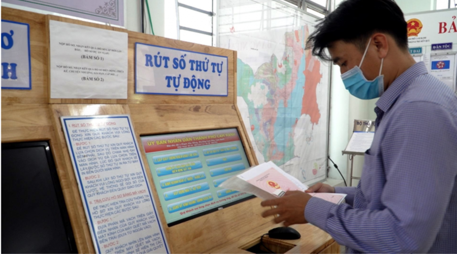 Người dân lấy số tự động để nộp hồ sơ tại bộ phận một cửa UBND TP. Cam Ranh. Ảnh: Khánh Vĩnh