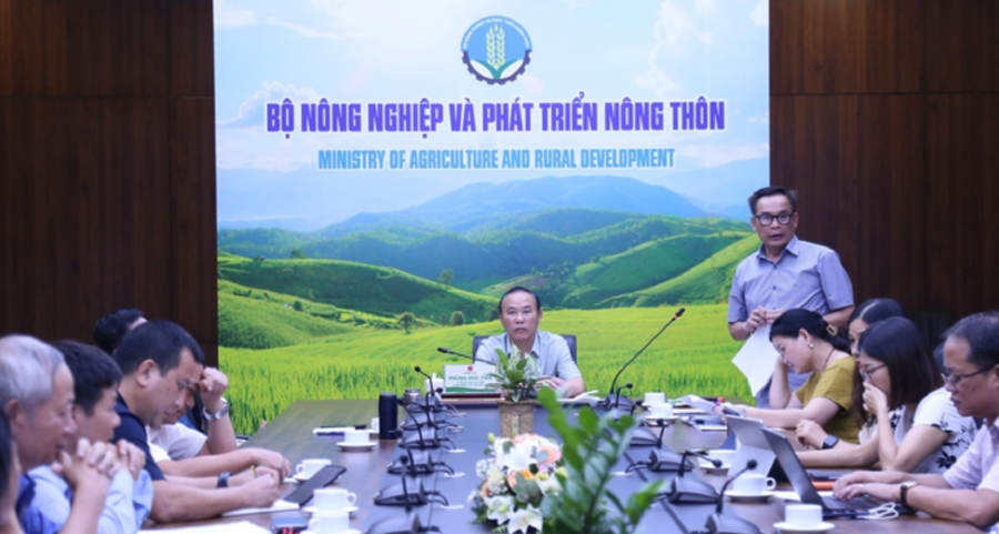 &Ocirc;ng Nguyễn Như Cường trả lời tại cuộc họp.