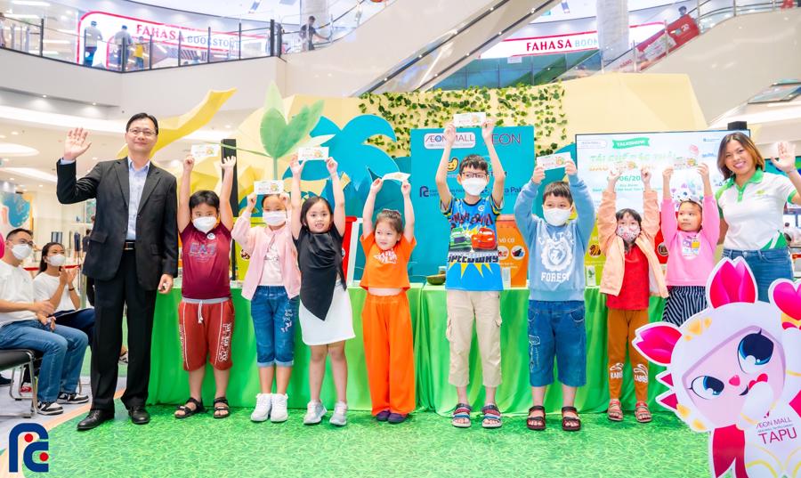 Children did recycling activities to protect the environment at AEON Mall Tan Phu in 2022