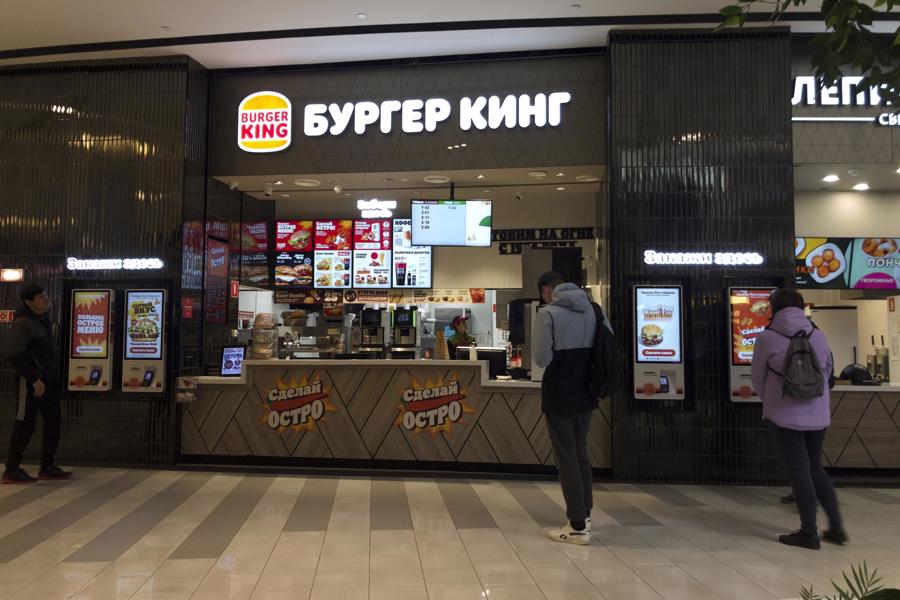 Một cửa h&agrave;ng của Burger King ở Moscow - Ảnh: AP