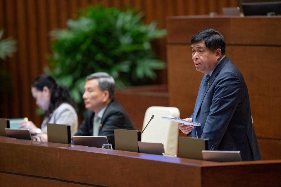 Bộ trưởng Nguyễn Chí Dũng phát biểu tại phiên thảo luận ngày 30-05.