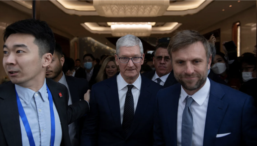 CEO Tim Cook của Apple (giữa) trong chuyến thăm Bắc Kinh hồi th&aacute;ng 3/2023 - Ảnh: Reuters.
