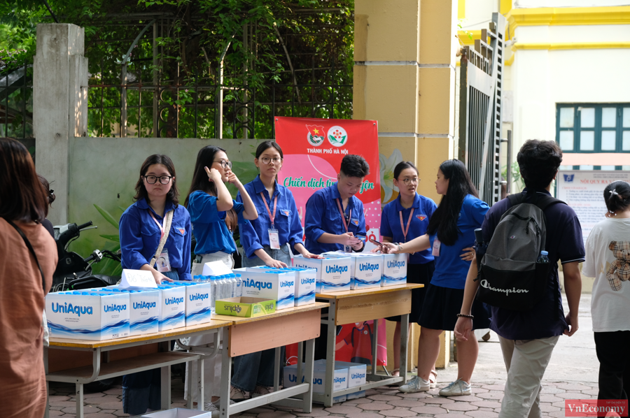 [Phóng sự ảnh]: Sáng nay, hơn 100.000 thí sinh thi vào lớp 10 Hà Nội khởi động với môn Ngữ văn - Ảnh 8