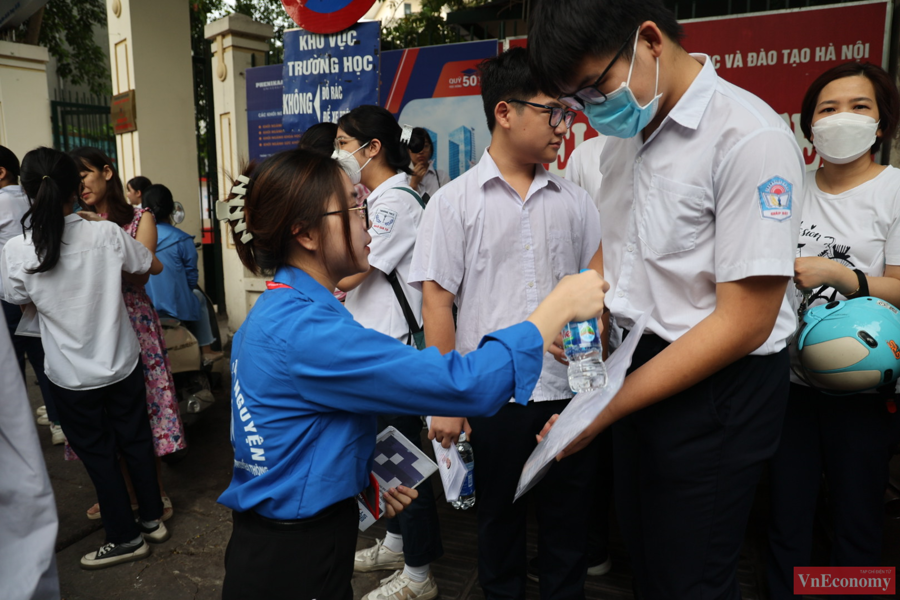 [Phóng sự ảnh]: Sáng nay, hơn 100.000 thí sinh thi vào lớp 10 Hà Nội khởi động với môn Ngữ văn - Ảnh 3