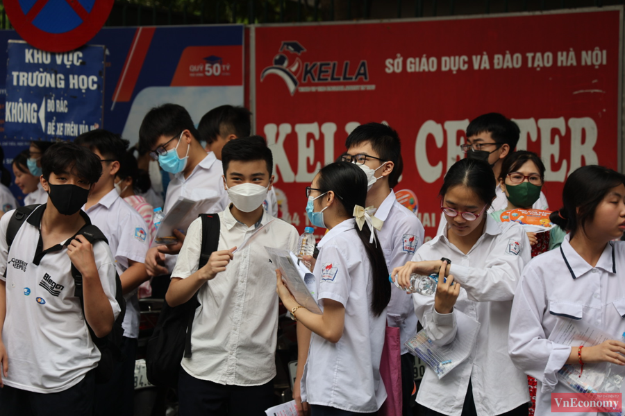 [Phóng sự ảnh]: Sáng nay, hơn 100.000 thí sinh thi vào lớp 10 Hà Nội khởi động với môn Ngữ văn - Ảnh 1