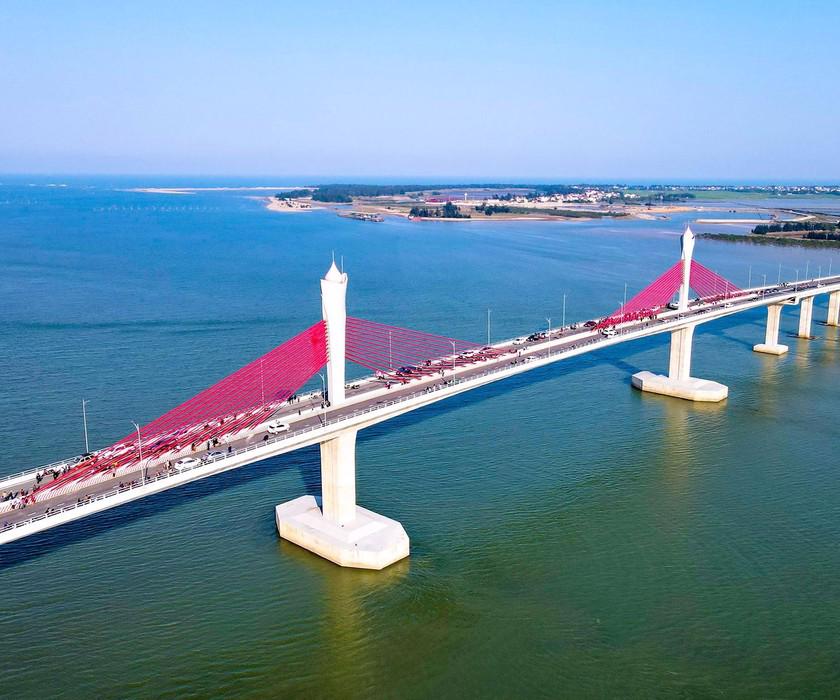 Cầu Cửa Hội góp phần hoàn thiện tuyến đường bộ ven biển qua Nghệ An và Hà Tĩnh.