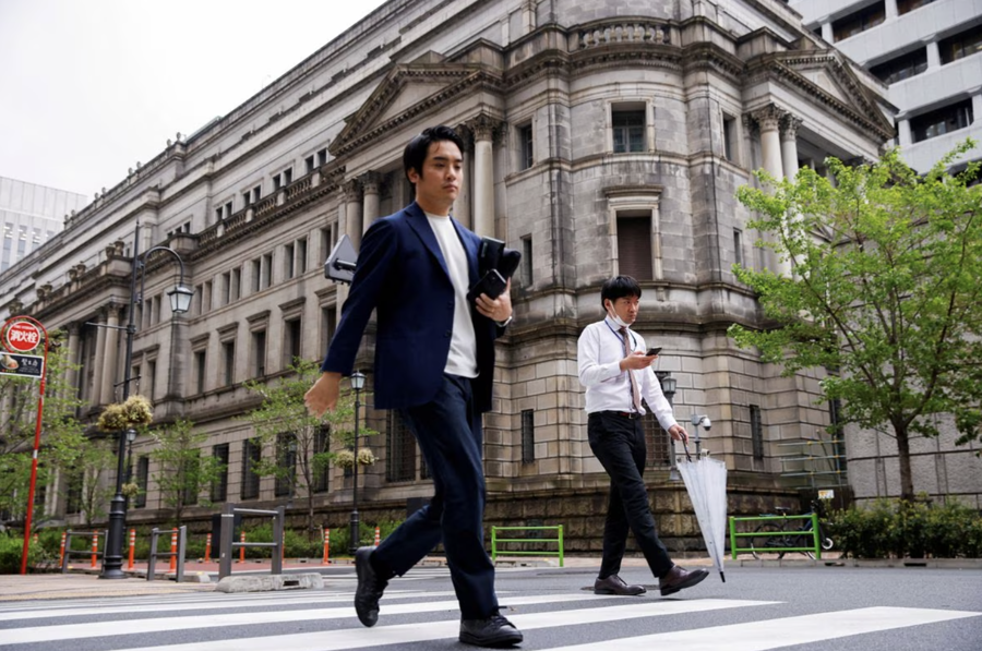 B&ecirc;n ngo&agrave;i trụ sở BOJ ở Tokyo - Ảnh: Reuters.