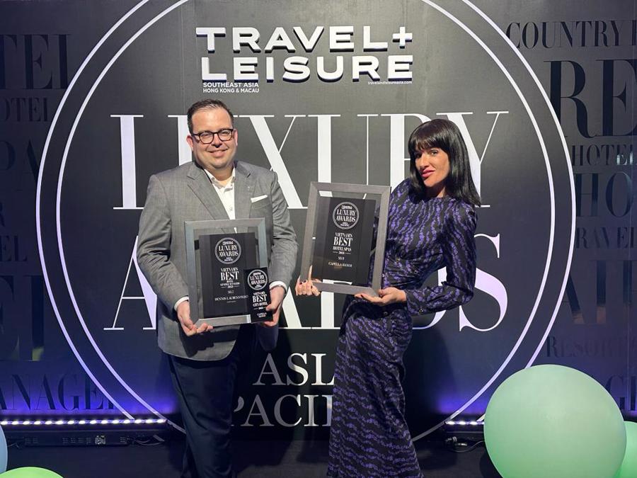 Mr. Dennis Laubenstein, General Manager of Capella Hanoi, and Ms Hannah Loughlin,&nbsp;Director of Sales &amp; Marketing at Capella Hanoi, at the&nbsp;T+L Luxury Awards Asia Pacific 2023 by Travel+Leisure. Photo: Capella Hanoi