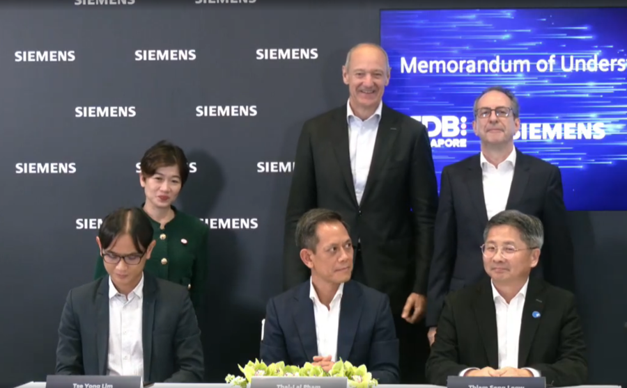 The MoU signing to implement Siemens&rsquo;s new factory in Singapore.