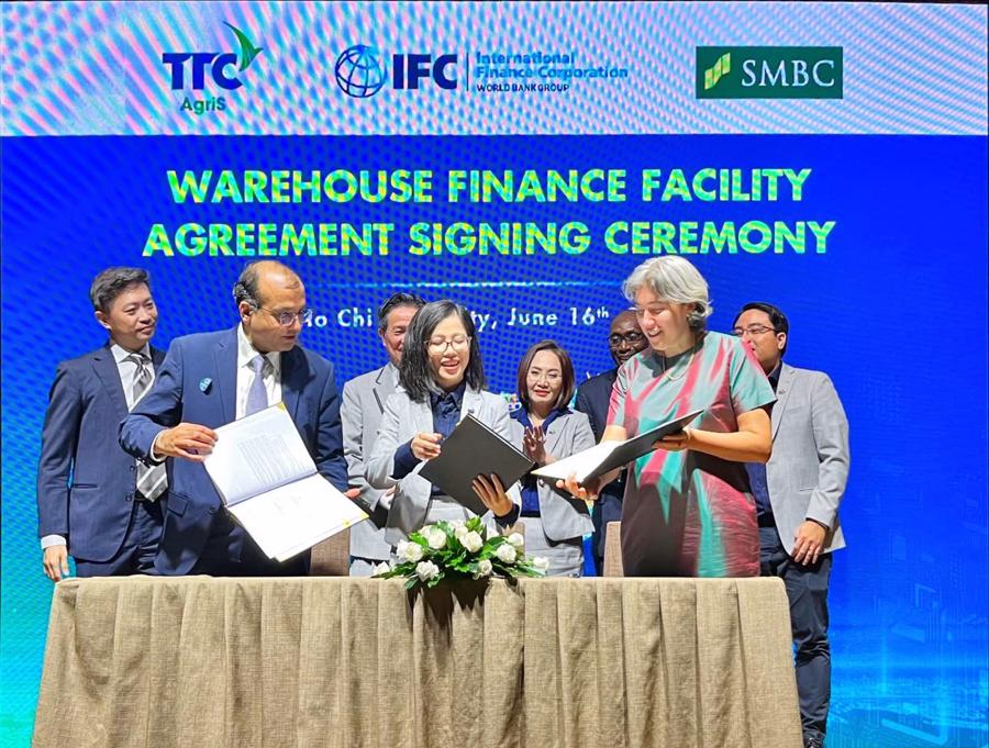 The agreement signing ceremony between the IFC and SMBC.