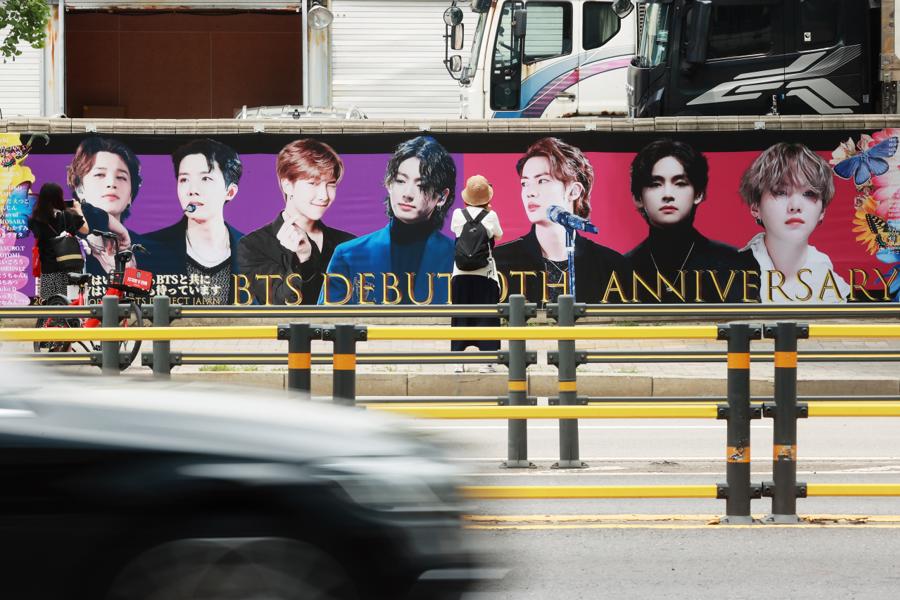 Lễ kỉ niệm 10 năm của nhóm nhạc BTS giúp Hàn Quốc kích cầu du lịch và bán lẻ - Ảnh 11