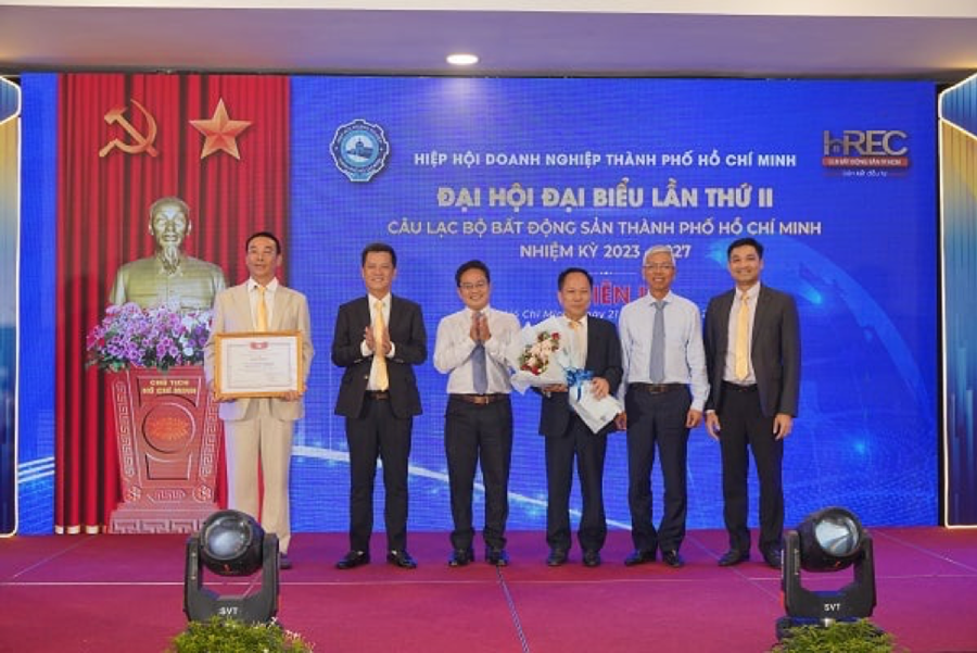 HREC nhận bằng khen v&igrave; đ&atilde; t&iacute;ch cực tham gia c&aacute;c hoạt động an sinh x&atilde; hội tr&ecirc;n địa b&agrave;n TP.HCM - Ảnh: PA.