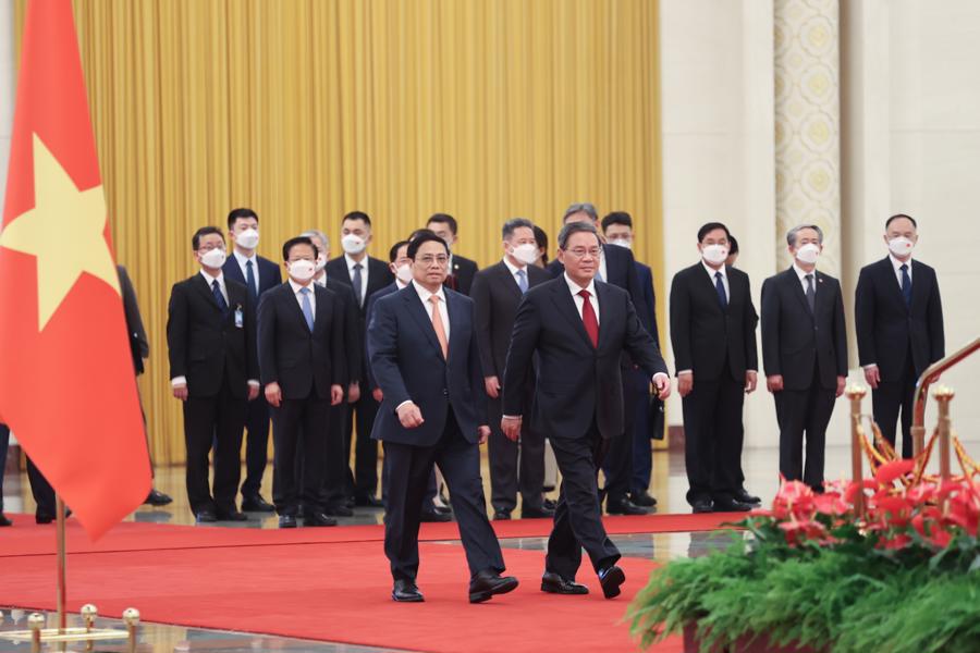 Thủ tướng Phạm Minh Ch&iacute;nh v&agrave; Thủ tướng Trung Quốc L&yacute; Cường bước l&ecirc;n bục danh dự - Ảnh VGP