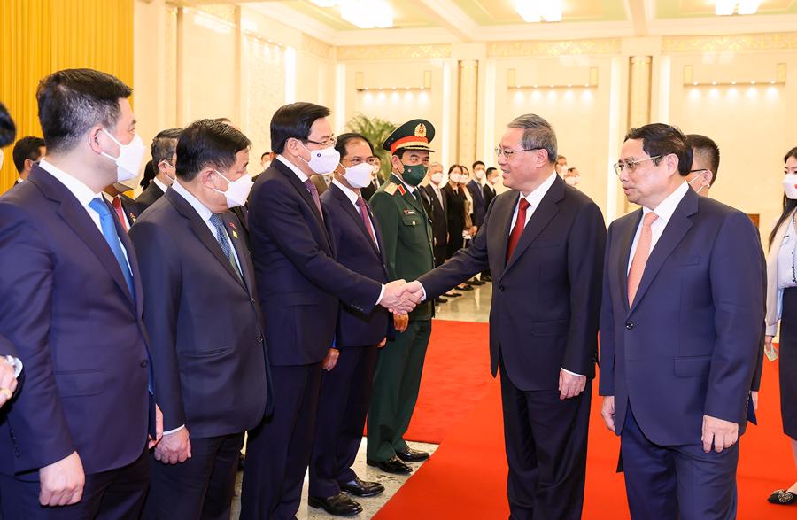 Thủ tướng Phạm Minh Ch&iacute;nh giới thiệu với Thủ tướng Trung Quốc L&yacute; Cường c&aacute;c th&agrave;nh vi&ecirc;n Đo&agrave;n đại biểu cấp cao Việt Nam - Ảnh: VGP
