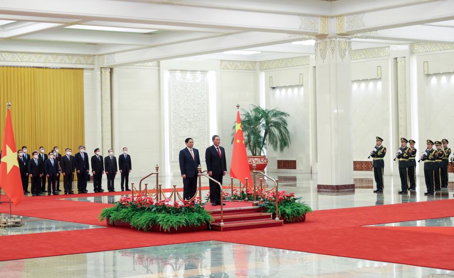 Thủ tướng Phạm Minh Ch&iacute;nh v&agrave; Thủ tướng Trung Quốc L&yacute; Cường nghe quốc ca hai nước - Ảnh: VGP