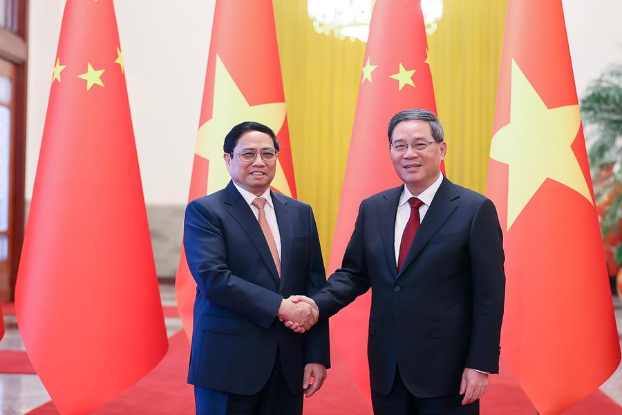 Thủ tướng Trung Quốc L&yacute; Cường ch&agrave;o mừng Thủ tướng Phạm Minh Ch&iacute;nh bắt đầu chuyến thăm ch&iacute;nh thức Trung Quốc- Ảnh: VGP.