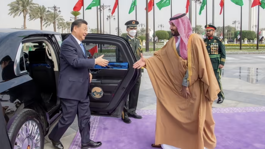Chủ tịch Trung Quốc Tập Cận B&igrave;nh (tr&aacute;i) v&agrave; th&aacute;i tử Mohammed bin Salman của Saudi Arabia trong chuyến thăm Riyadh của &ocirc;ng Tập v&agrave;o th&aacute;ng 12/2022 - Ảnh: Reuters.