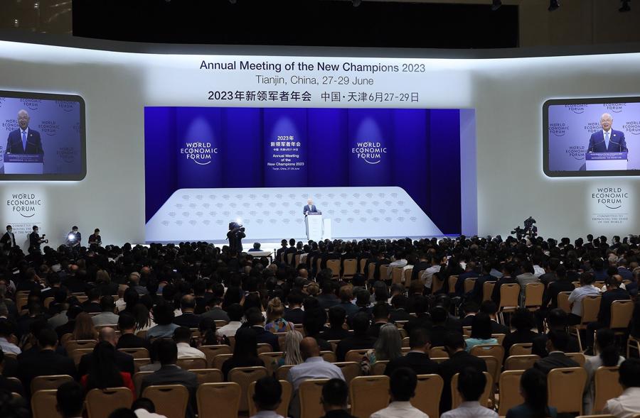 Gi&aacute;o sư Klaus Schwab, nh&agrave; s&aacute;ng lập ki&ecirc;m Chủ tịch điều h&agrave;nh WEF, ph&aacute;t biểu khai mạc Hội nghị - Ảnh: VGP