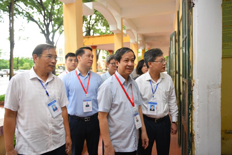 Bộ trưởng Nguyễn Kim Sơn đ&atilde; tới kiểm tra Điểm thi Trường THPT Y&ecirc;n Mỹ.