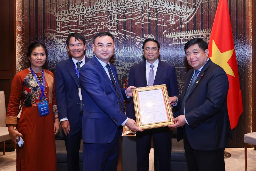 Thủ tướng chứng kiến trao Giấy chứng nhận đăng k&yacute; đầu tư cho Tập đo&agrave;n Khoa học kỹ thuật năng lượng mới Runergy đầu tư tại tỉnh Nghệ An - Ảnh: VGP.