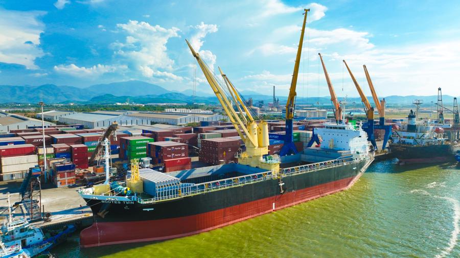 T&agrave;u BOOTES TWIN (Panama) cập cảng Chu Lai để vận chuyển 3.500 tấn h&agrave;ng vi&ecirc;n n&eacute;n sinh học xuất khẩu sang Nhật Bản cho C&ocirc;ng ty TNHH Năng lượng xanh IDEMITSU Việt Nam