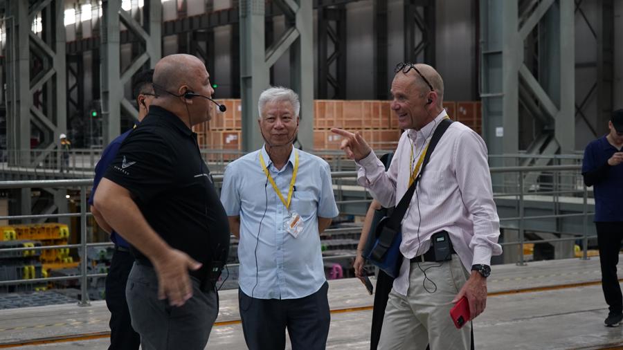 Mr. Alain Jeannet (right) and Mr. Dao Quang Binh (middle), General Managing Editor/General Director of Vneconomy/Vietnam Economic Times, visited the VinFast factory. (Photo: Xuan Ngoc)