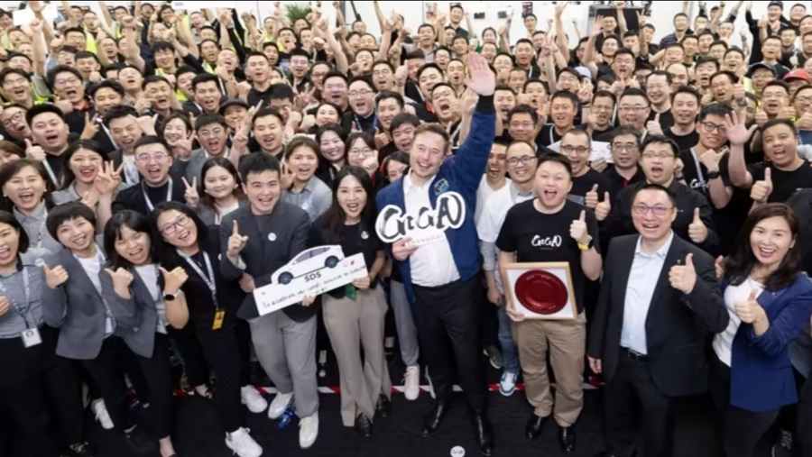 &Ocirc;ng Elon Musk, chụp ảnh tập thể với nh&acirc;n vi&ecirc;n tại nh&agrave; m&aacute;y Gigafactory ở Thượng Hải, nơi chiếm khoảng 40% c&ocirc;ng suất xe điện của Tesla - Ảnh: Reuters