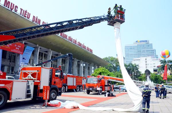 Trải nghiệm tho&aacute;t nạn từ xe thang.