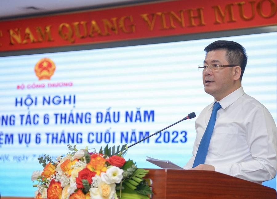 Bộ trưởng Bộ C&ocirc;ng Thương Nguyễn Hồng Di&ecirc;n ph&aacute;t biểu tại hội nghị.