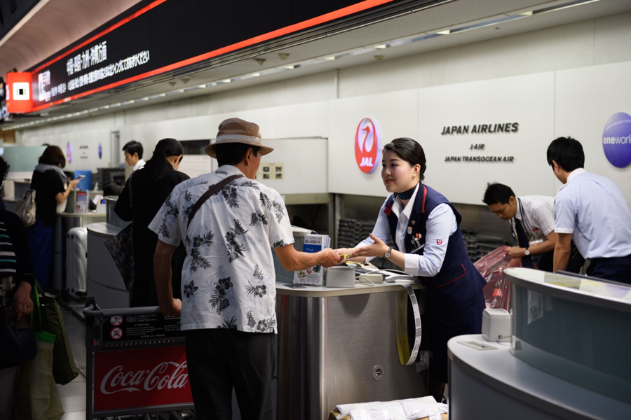 JAL は、ズボンの回収サービスにより、日本のハンカチキ族の皆様のスーツケースのサイズがさらに小さくなることを願っています。