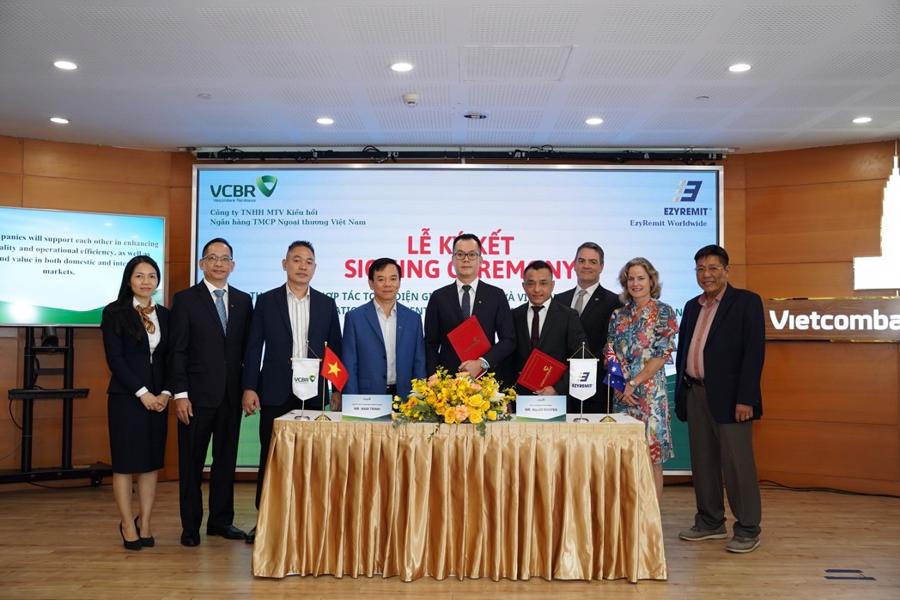 &nbsp;&Ocirc;ng Trịnh Ho&agrave;i Nam Gi&aacute;m đốc Vietcombank Remittance (tr&aacute;i, &ocirc;ng Allan Nguyễn Đồng s&aacute;ng lập EzyRemit (phải) k&yacute; kết thoả thuận hợp t&aacute;c to&agrave;n diệnDưới sự chứng kiến của c&aacute;c đại biểu cấp cao