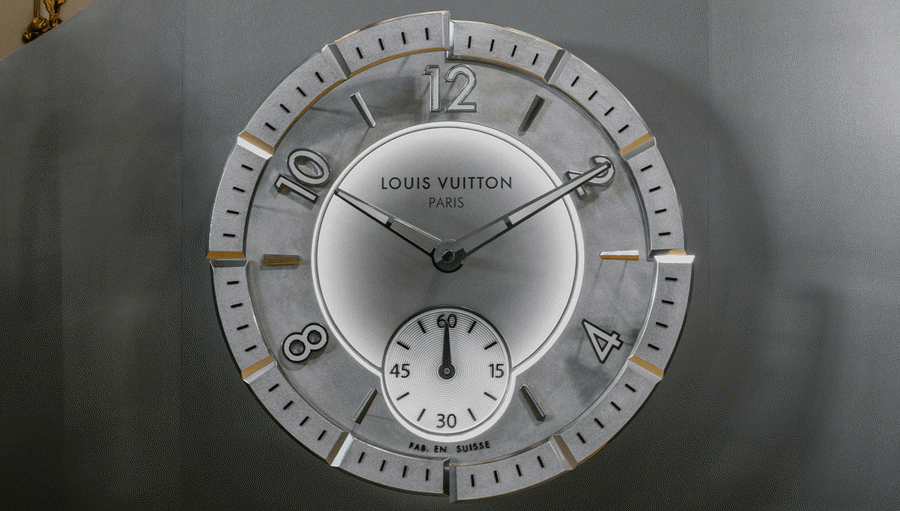 Ra mắt năm 2002, Tambour của Louis Vuitton thể hiện tầm nh&igrave;n độc đ&aacute;o của thương hiệu trong c&aacute;ch diễn giải về sự chuyển động của thời gian.