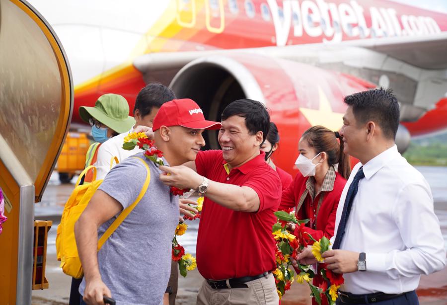 Tổng giám đốc Vietjet Đinh Việt Phương chào đón hành khách Ấn Độ tới Việt Nam trên một chuyến bay của hãng (ảnh: Q.N).