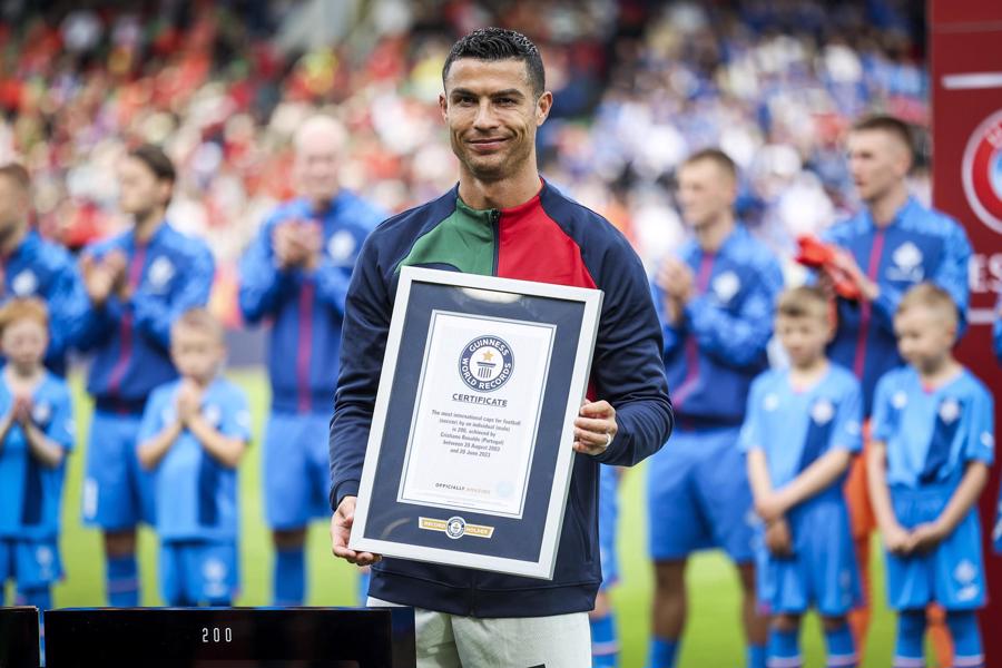 Tổ chức Guinness x&aacute;c nhận Ronaldo đ&atilde; x&aacute;c lập một kỷ lục mới khi trở th&agrave;nh VĐV thể thao kiếm tiền giỏi nhất trong năm 2023.