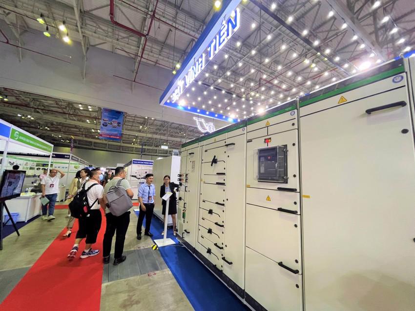 Mẫu tủ điện hạ thế BlokSet được tập đo&agrave;n Schneider Electric chuyển giao cho doanh nghiệp Việt giới thiệu tại triển l&atilde;m. Ảnh: PA.