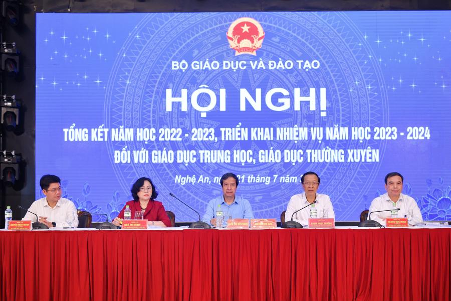 L&atilde;nh đạo Bộ Gi&aacute;o dục Đ&agrave;o tạo chủ tr&igrave; phần thảo luận tại Hội nghị.