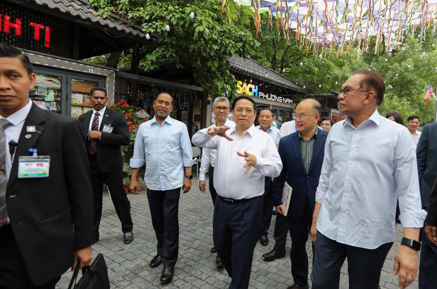 Thủ tướng Phạm Minh Ch&iacute;nh c&ugrave;ng Thủ tướng Malaysia thăm phố s&aacute;ch H&agrave; Nội - Ảnh: Tr&iacute; Phong.