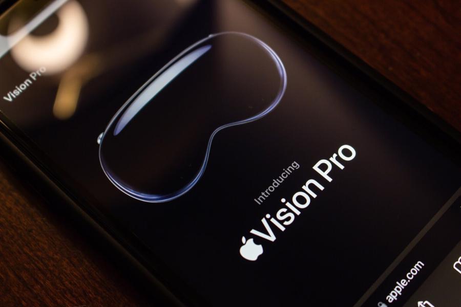 Apple giới thiệu sản phẩm tai nghe mang t&iacute;nh c&aacute;ch mạng của m&igrave;nh &ndash; Apple Vision Pro.