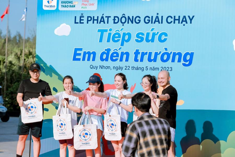 &Ocirc;ng Th&aacute;i h&agrave;o hứng tham gia hoạt động với c&aacute;n bộ nh&acirc;n vi&ecirc;n Dược phẩm Th&aacute;i Minh.