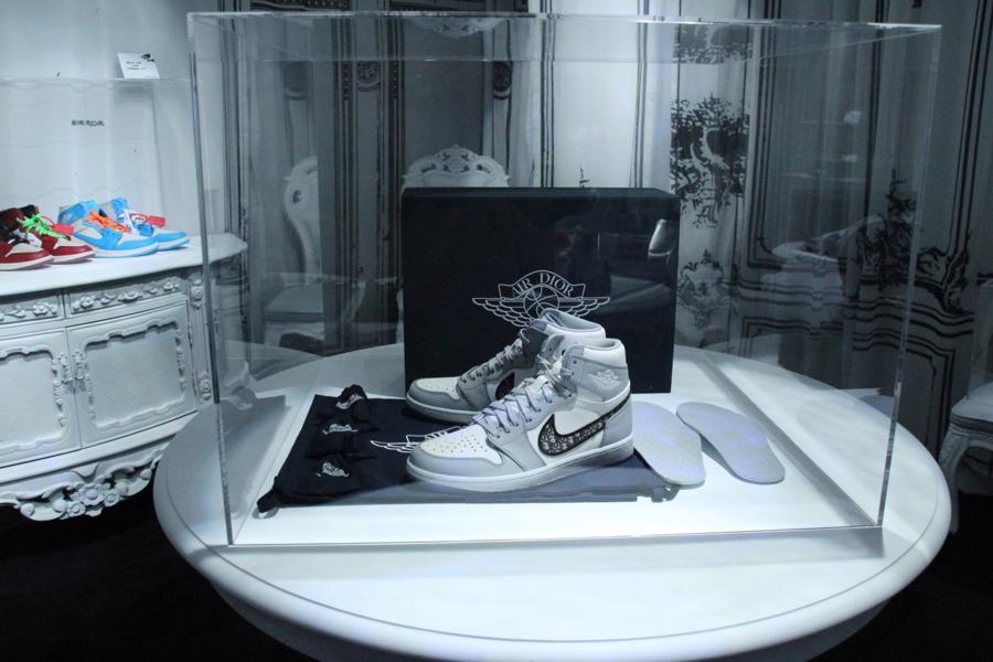 Một đ&ocirc;i sneakers&nbsp;Air Dior được trưng b&agrave;y tại showroom Kream ở Hongdae, Seoul.