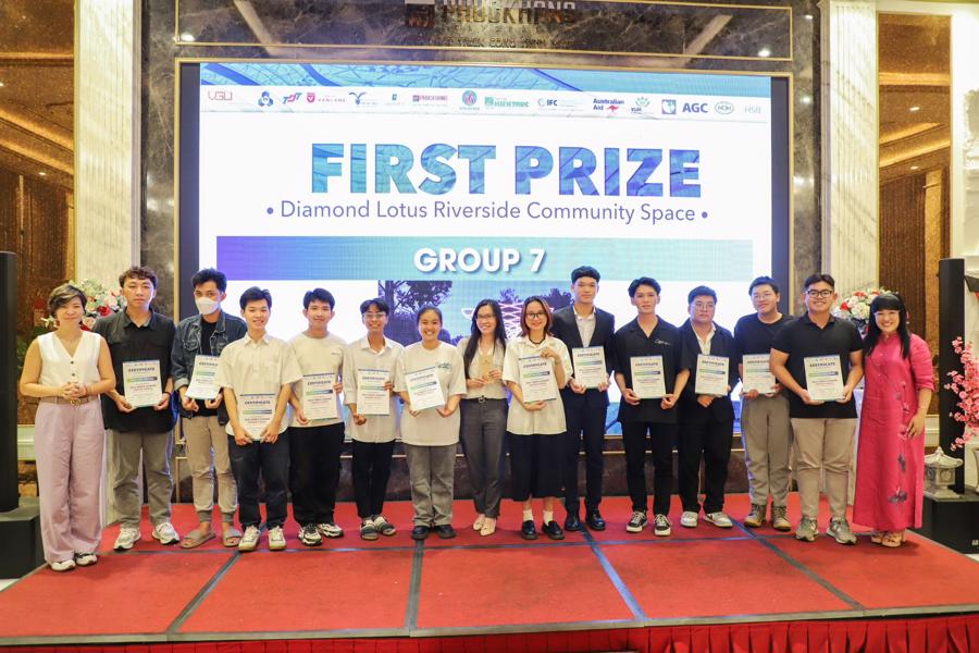 CEO Luu Thi Thanh Mau (in the pink outfit) awards prizes to the most outstanding group, with the works “Designing a green community living space for residents with low emissions, using the EDGE app”