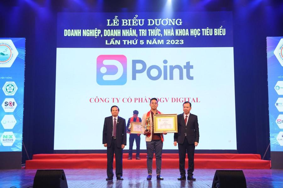 Đại diện DGV Digital nhận giải thưởng &ldquo;Top 10 Doanh Nghiệp Ti&ecirc;u Biểu - Vietnam Award 2023&rdquo;.