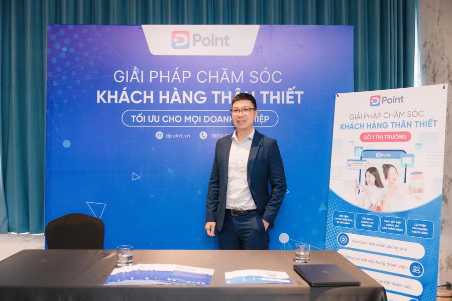 &Ocirc;ng Nguyễn Hữu Anh H&agrave;o tại quầy booth của DPoint.