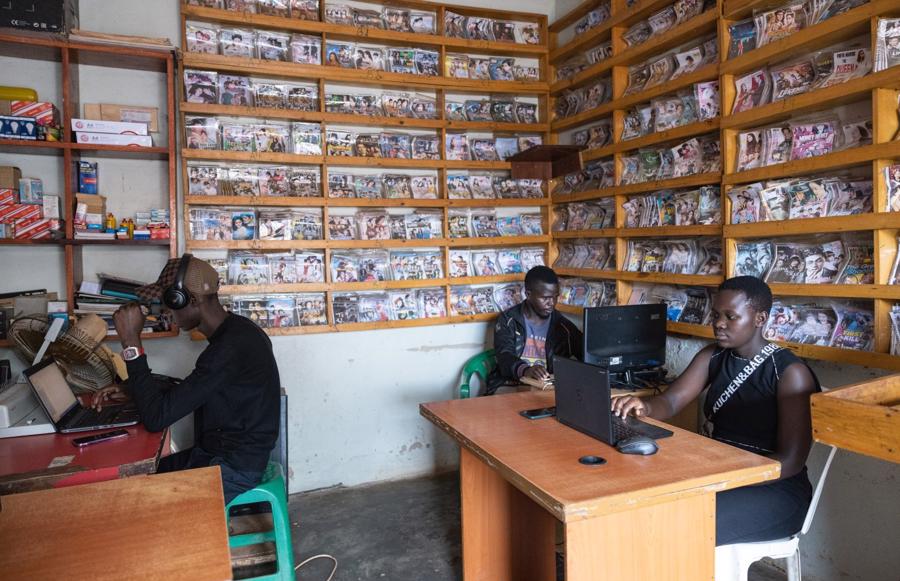 Qu&aacute;n c&agrave; ph&ecirc; Internet BK ở Mpererwe, Kampala. Ảnh: Rest of World