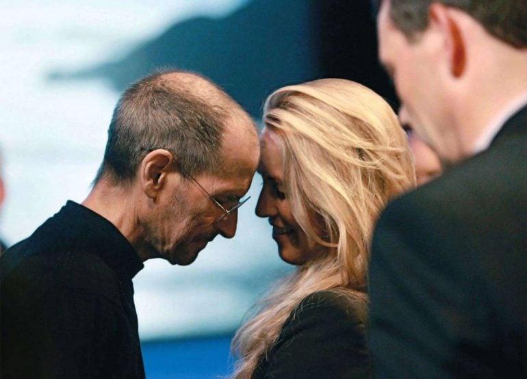 Steve Jobs c&ugrave;ng vợ Laurene sau khi c&oacute; b&agrave;i ph&aacute;t biểu quan trọng cuối c&ugrave;ng v&agrave;o năm 2011. Ảnh: Allaboutstevejobs.com